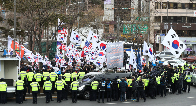 북한 예술단 공연이 열리는 11일 오후 서울 중구 국립극장 인근에서 보수단체 회원들이 반북 시위를 열고 있다. /연합뉴스