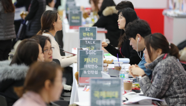 상담하는 유학 희망자들      (서울=연합뉴스) 하사헌 기자 = 11일 오전 서울 강남구 삼성동 코엑스에서 계속된  해외 유학?어학연수 박람회에서 유학 희망자들이 상담을 받고   있다. 2018.2.11      toadboy@yna.co.kr  (끝)      <저작권자(c) 연합뉴스, 무단 전재-재배포 금지>