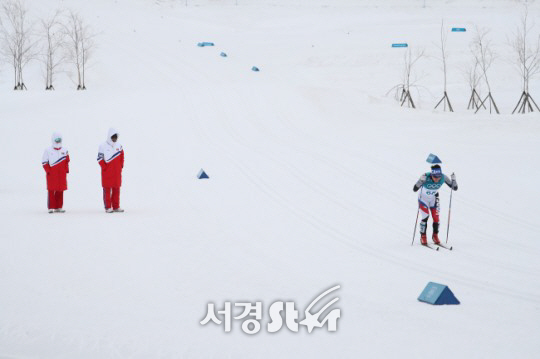 ‘우리선수 응원하는 북한’ 사진에 누리꾼 “포털에서 메인으로 걸었어야” 비판