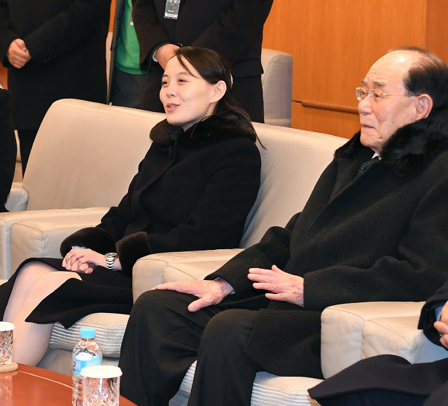 김정은 여동생 김여정(왼쪽)과 김영남 최고인민회의 상임위원장(오른쪽)/연합뉴스
