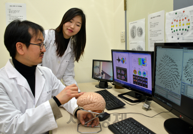 KRISS 김기웅(사진 왼쪽) 책임연구원과 연구진이 순수 온도자극에 대한 뇌자도 측정결과를 분석하고 있다. 사진제공=한국표준과학연구원