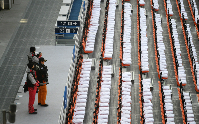 지난 9일 강원도소방본부 소속 119대원들이 평창올림픽 개막식 중요 거점에 배치된 모습./연합뉴스