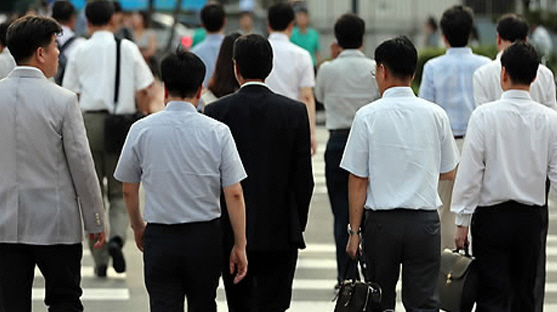 직장인 약 73%가 ‘직장 내 괴롭힘’을 받은 적 있고, 그 중에서 60%는 직장 내 관계악화 등을 우려해 별다른 대처를 하지 못했다는 설문조사 결과가 나왔다. /연합뉴스