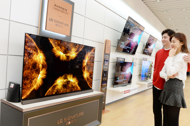 ‘LG 올레드 TV’가 지난달 국내에서 3분에 한 대 꼴로 팔리며 월 판매량 1만4,000대를 처음 돌파했다. 지난해 1월 판매량보다 3배 가까이 늘어났다. /사진제공=LG전자