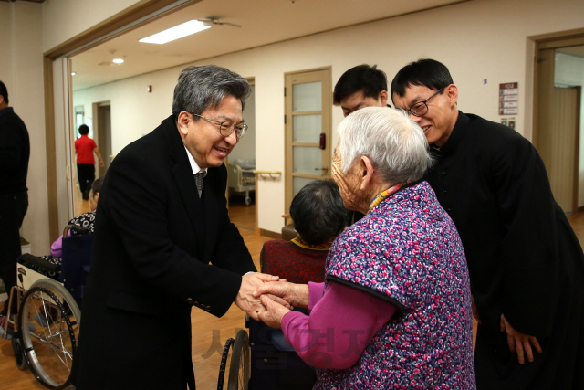 이원재(사진 왼쪽 첫번째) 행복청장이 ‘요셉의 집’을 방문해 노인들을 위로하고 있다. 사진제공=행정중심복합도시건설청