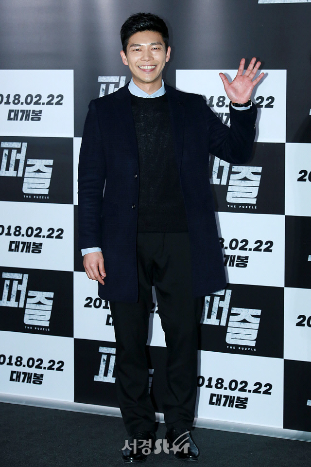 배우 지승현이 12일 오후 서울 용산구 CGV 용산아이파크몰에서 열린 영화 ‘퍼즐’ 언론시사회에 참석해 포토타임을 갖고 있다.