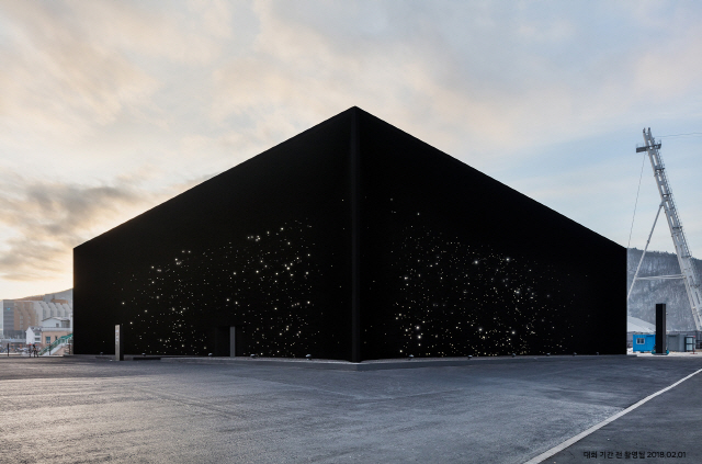 영국 작가 아시프 칸이 제작한 ‘현대자동차 파빌리온’ 전경. 어두운 우주를 상징하듯 LED 조명이 별처럼 빛난다. /사진제공=현대기아차