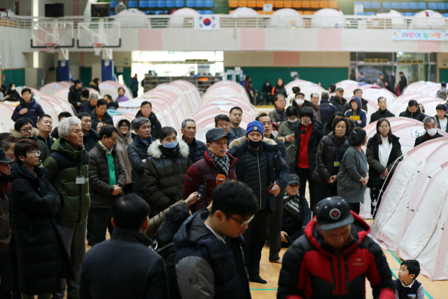 11일 경북 포항에서 규모 4.6 지진이 나자 진앙과 가까운 흥해실내체육관에 있던 이재민들이 이강덕 포항시장에 향후 대책에 대해 질문하고 있다. /연합뉴스