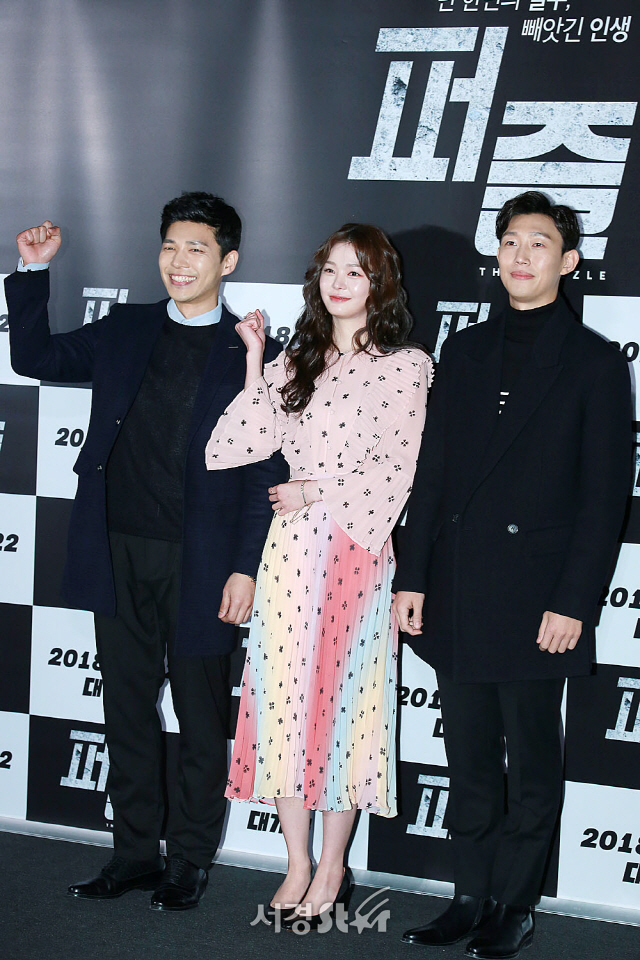 배우 지승현, 이세미, 강기영이 12일 오후 서울 용산구 CGV 용산아이파크몰에서 열린 영화 ‘퍼즐’ 언론시사회에 참석해 포토타임을 갖고 있다.