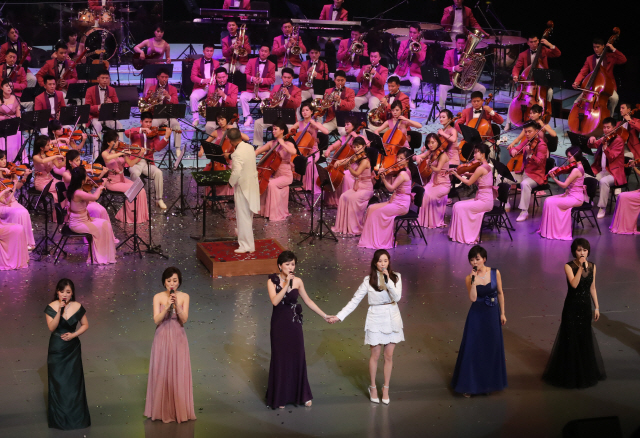 11일 오후 서울 국립중앙극장 해오름극장에서 열린 북한 삼지연 관현악단 공연에서 소녀시대 서현이 함께 ‘우리의 소원’이라는 제목의 노래를 부르고 있다./연합뉴스