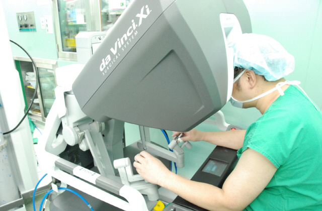 한림대 춘천성심병원 로봇수술센터 의료진이 ‘다빈치Xi’로 수술을 하고 있다. /사진제공=한림대의료원