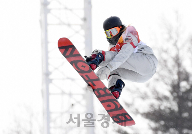 12일 오후 강원 평창군 휘닉스 파크에서 열린 2018 평창동계올림픽 스노보드 여자 하프파이프 예선에서 재미교포 클로이 김이 공중 연기를 펼치고 있다./평창=권욱기자