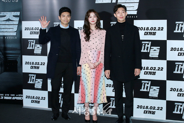 배우 지승현, 이세미, 강기영이 12일 오후 서울 용산구 CGV 용산아이파크몰에서 열린 영화 ‘퍼즐’ 언론시사회에 참석해 포토타임을 갖고 있다.