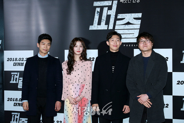 배우 지승현, 이세미, 강기영 그리고 임진승 감독이 12일 오후 서울 용산구 CGV 용산아이파크몰에서 열린 영화 ‘퍼즐’ 언론시사회에 참석해 포토타임을 갖고 있다.