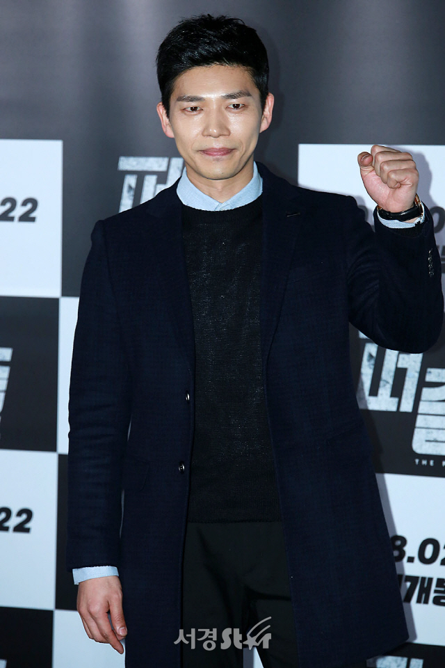 배우 지승현이 12일 오후 서울 용산구 CGV 용산아이파크몰에서 열린 영화 ‘퍼즐’ 언론시사회에 참석해 포토타임을 갖고 있다.