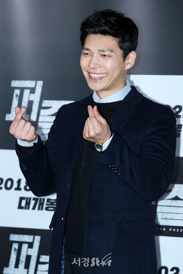 배우 지승현이 12일 오후 서울 용산구 CGV 용산아이파크몰에서 열린 영화 ‘퍼즐’ 언론시사회에 참석해 포토타임을 갖고 있다.