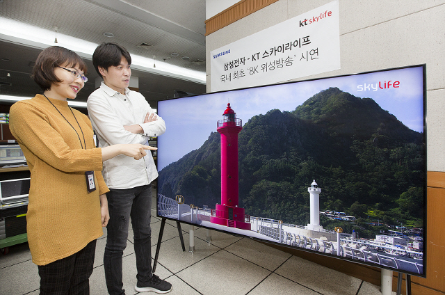 KT스카이라이프 직원들이 13일 목동 방송센터에서 삼성전자 퀀텀닷 디스플레이(QLED) TV를 통해 ‘8K 초고화질(UHD)’ 시연 방송을 시청하고 있다. /사진제공=KT스카이라이프