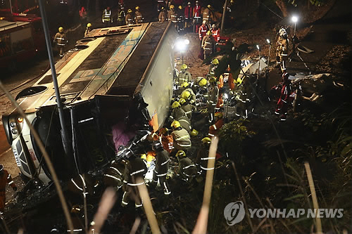 지난 10일(현지시간) 홍콩 타이포루(路)의 이층버스 참사 현장에서 구조대가 구조에 나선 모습. /AP=연합뉴스