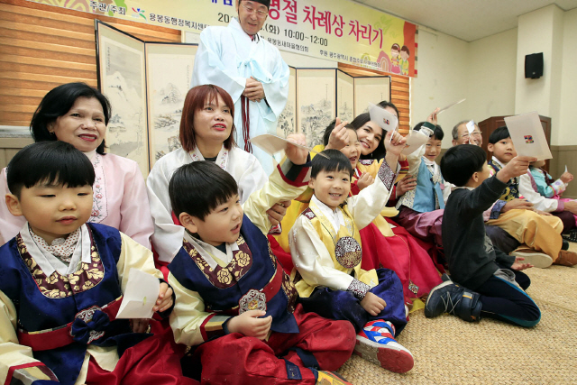광주의 한 어린이집 아이들이 설을 앞두고 어르신들께 세뱃돈을 받고 즐거워하고 있다./연합뉴스