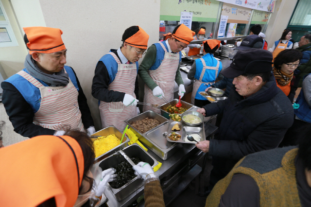 포스코건설 임직원들이 13일 인천 연수구 노인복지관에서 떡국 나눔 봉사활동을 펼치고 있다. 설 명절을 앞두고 포스코건설은 중소 협력사들에게 800억원의 대금을 조기 집행하고 화재취약가정에 소화기와 화재감지기를 설치하는 등 상생경영 및 나눔봉사활동에 나섰다. /사진제공=포스코건설