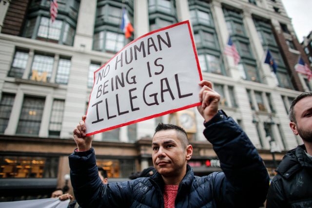 한 남성이 지난 10일(현지시간) 뉴욕 시내에서 반이민 정책에 반대하는 시위에 참가하고 있다. /뉴욕=AFP연합뉴스