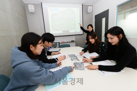 대구보건대 학생들에게 잡팜을 이용해 진로교육을 받고 있다. /제공=대구보건대.