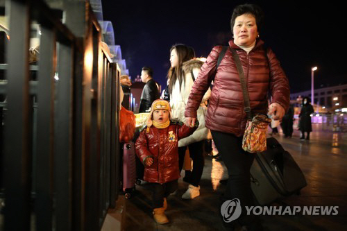 춘절을 맞아 고향으로 돌아가는 중국인들/EPA=연합뉴스