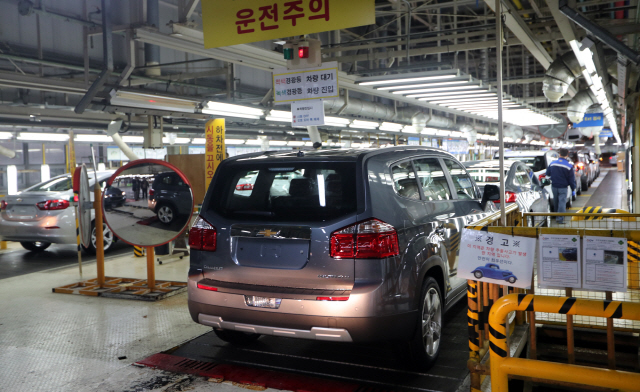 13일 폐쇄가 결정된 한국지엠 군산공장 생산라인./연합뉴스