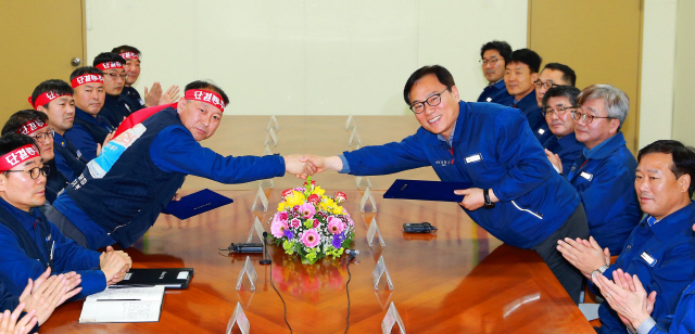 현대중공업 강환구 사장과 노조 박근태 지부장을 비롯한 노사 교섭위원들이 13일 울산 본사에서 조인식을 갖고 있다. /사진제공=현대중공업