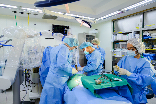 정준(왼쪽 두번째) 강남세브란스병원 유방암센터장이 환자를 수술하고 있다. /사진제공=강남세브란스병원