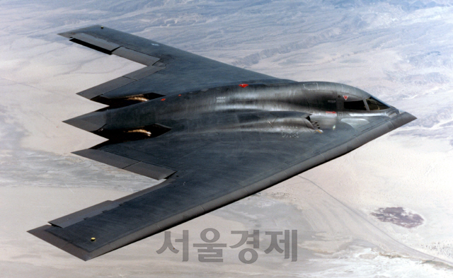 미 공군의 스텔스 전략폭격기인 B-2의 비행 장면. 고도의 은밀성을 자랑하지만 도입 가격과 운용 비용이 비싸 상대적으로 일찍 현역에서 물러날 전망이다. /사진=위키미디어