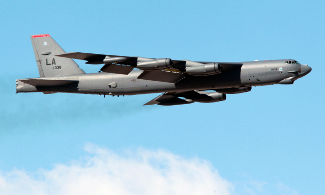 미 공군의 B-52H 전략폭격기. 기체 원형은 지난 1952년 초도비행했으나 꾸준한 개량으로 아직까지 일선을 지키고 있다. 미 공군은 획기적 개량프로그램을 적용, 무장적재량을 66% 가량 증가시킨 새로운 기체를 제작할 예정이다. 예상 퇴역시기는 2050년대 초반으로 100년 이상 현역을 지키는 사상 초유의 항공기로 자리매김할 전망이다. 3대째 B-52 폭격기 조종사 가족이 이미 배출된 미 공군에서는 할아버지, 아버지, 손자에 이어 증손자와 고손자까지 B-52폭격기를 조종하는 진기록이 나올 것으로 보인다. /사진=위키미디어
