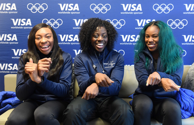 2018평창동계올림픽에 출전한 나이지리아 여자 봅슬레이 대표팀의 은고지 온우메레(왼쪽부터), 세운 아디군, 아쿠오마 오메오가가 13일 서울경제신문과의 인터뷰에서 ‘강남스타일’의 말춤 포즈를 취하고 있다. 이들은 아프리카 최초로 올림픽 봅슬레이 종목에 출전해 ‘아프리카판 쿨러닝’으로 전 세계적인 화제가 되고 있다.  /평창=권욱기자
