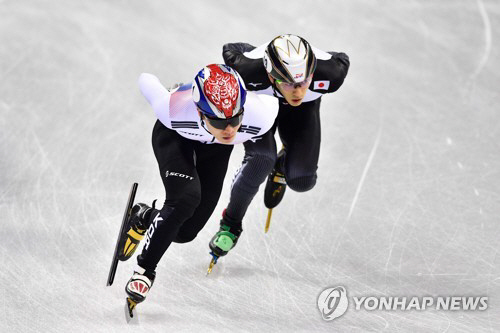 한국의 서이라(왼쪽)와 경주를 펼치는 일본 쇼트트랙 사이토 게이/AFP=연합뉴스