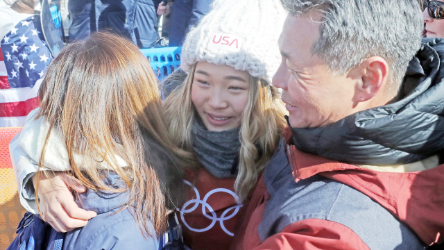 13일 강원도 평창군 휘닉스파크에서 열린 2018 평창동계올림픽 스노보드 여자 하프파이프 결승에서 우승한 클로이 김이 부모를 만나 기쁨을 나누고 있다. /평창=연합뉴스