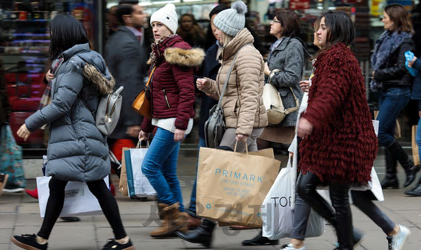 영국 런던에서 쇼핑하는 시민들/가디언