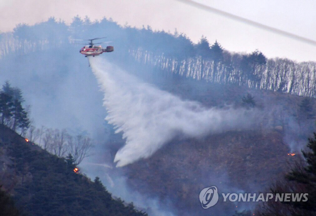 삼척 산불 사흘 만에 큰 불길 잡았다…잔불 정리·뒷불 감시체제로