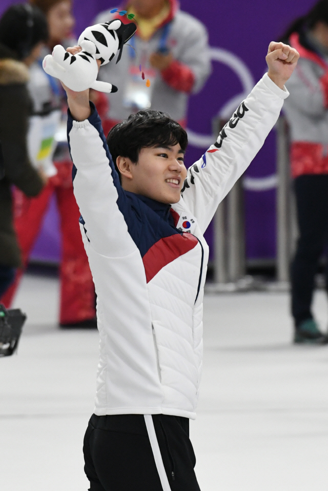 김민석이 13일 평창올림픽 빙속 남자 1,500m에서 동메달을 따낸 뒤 시상대에 올라 두 팔을 번쩍 치켜들고 있다. /강릉=권욱기자