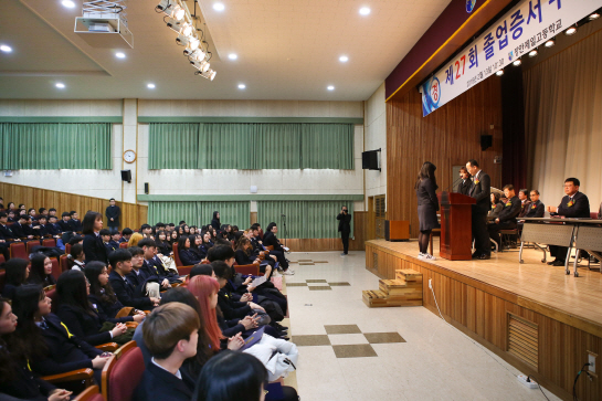 노기경 한국수력원자력 고리원자력본부장은 13일 장안제일고등학교 졸업식에 참석해 장학금 및 장학증서를 수여했다./사진제공=고리원자력본부