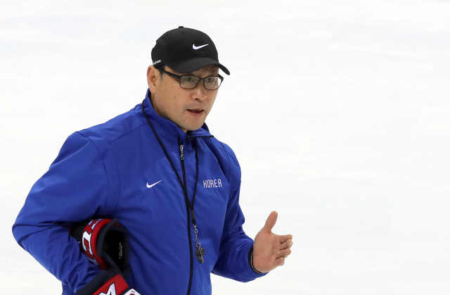 14일 오전 강릉시 강릉하키센터에서 남자 아이스하키 한국 대표팀의 백지선 감독이 평창동계올림픽 조별예선을 하루 앞두고 선수들을 지도하고 있다. /연합뉴스