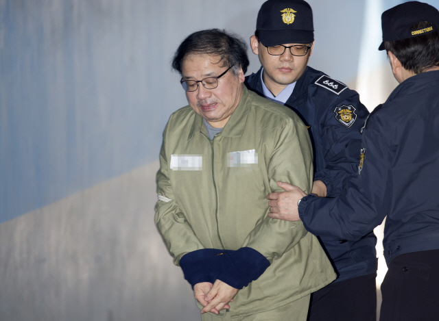 국정농단 사건과 관련해 13일 1심에서 징역 6년을 선고받은 안종범 전 청와대 정책조정수석이 판결에 불복해 항소했다.