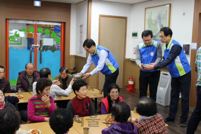 조용만 조폐공사 사장 등 임직원들이 대전 중촌사회복지관에서 설맞이 급식 자원봉사를 하고 있다. 사진제공=한국조폐공사
