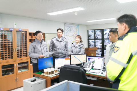 14일 조현배 부산경찰청장이 고속도로순찰대를 찾아 설 연휴 특별교통관리를 점검했다./사진제공=부산경찰청