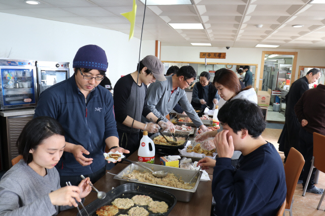 남극 세종과학기지 30차 월동대원들이 설 차례상에 올릴 음식들을 준비하고 있다. /사진제공=극지연구소
