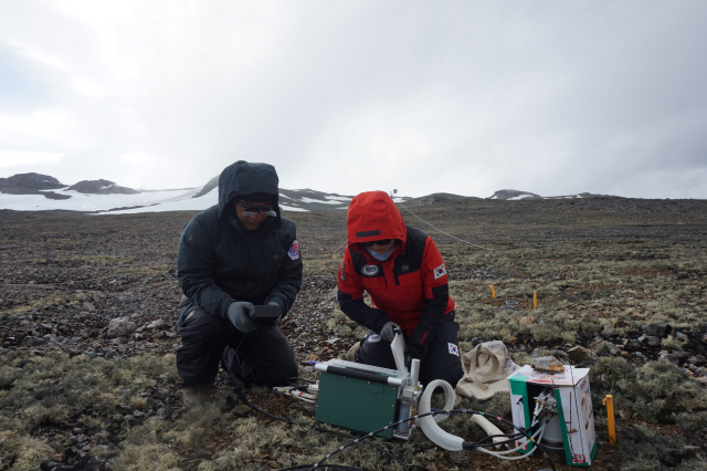 채남이 박사와 박상종 남극 세종과학기지 연구반장이 기지 인근 가야봉에서 연구 활동을 하고 있다. /남극 세종과학기지=강광우기자