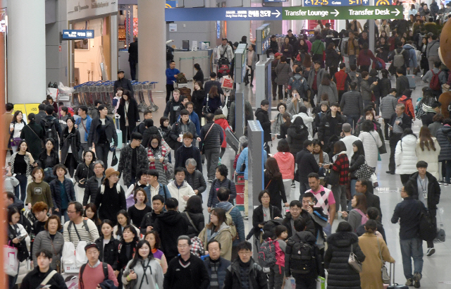 설 연휴를 하루 앞둔 14일 인천국제공항 제1여객터미널이 해외로 나가려는 여행객들로 북적이고 있다.  /영종도=이호재기자