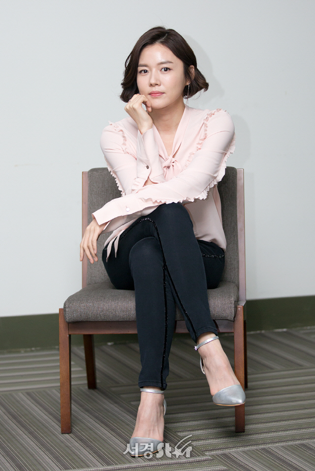 배우 강세정이 14일 오후 서울 영등포구 모처에서 서경스타와의 인터뷰에 앞서 포토타임을 갖고 있다.
