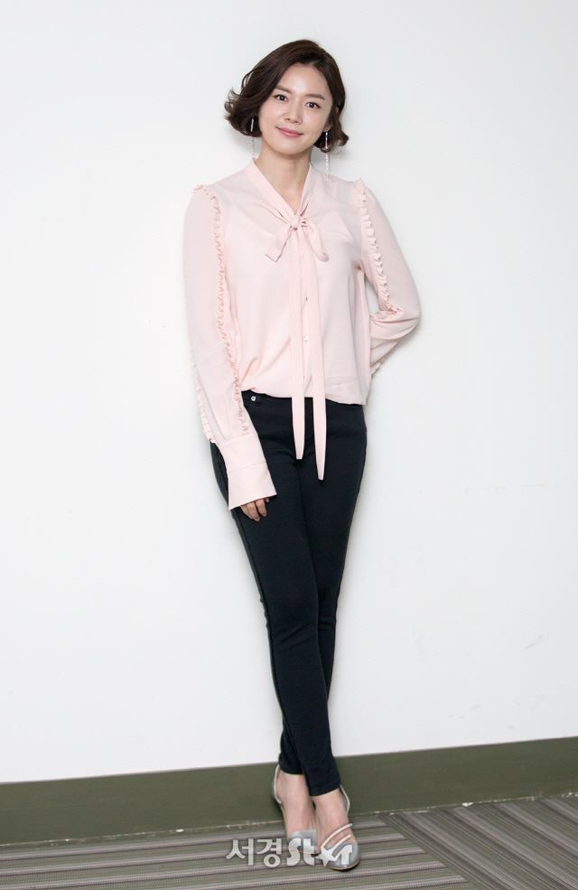 배우 강세정이 14일 오후 서울 영등포구 모처에서 서경스타와의 인터뷰에 앞서 포토타임을 갖고 있다.