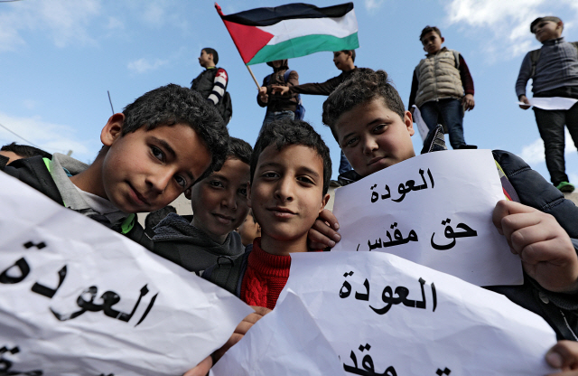 epa06522871 Palestinian refugee students hold banners reading in Arabic ‘Return is a sacred right’ during a protest against US decision to cut aid in Gaza City, 13 February 2018. According to media reports US President Donald Trump had vowed to freeze about 125 million US dollar of aid for the United Nation Relief and Works Agency (UNRWA) for Palestine Refugees.  EPA/MOHAMMED SABER      <저작권자(c) 연합뉴스, 무단 전재-재배포 금지>