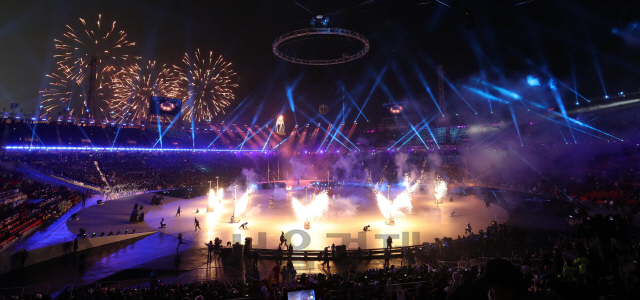 2018 평창 동계올림픽대회가 개막된 지난 9일 마침내 성화에 불이 붙고 있다./평창=권욱기자